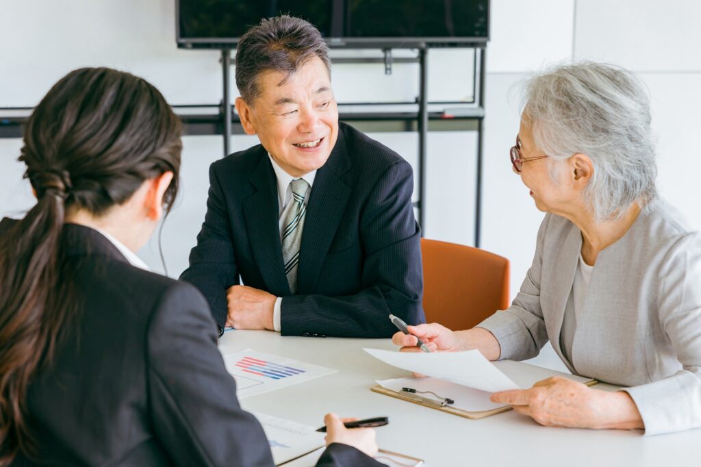 相談する老夫婦